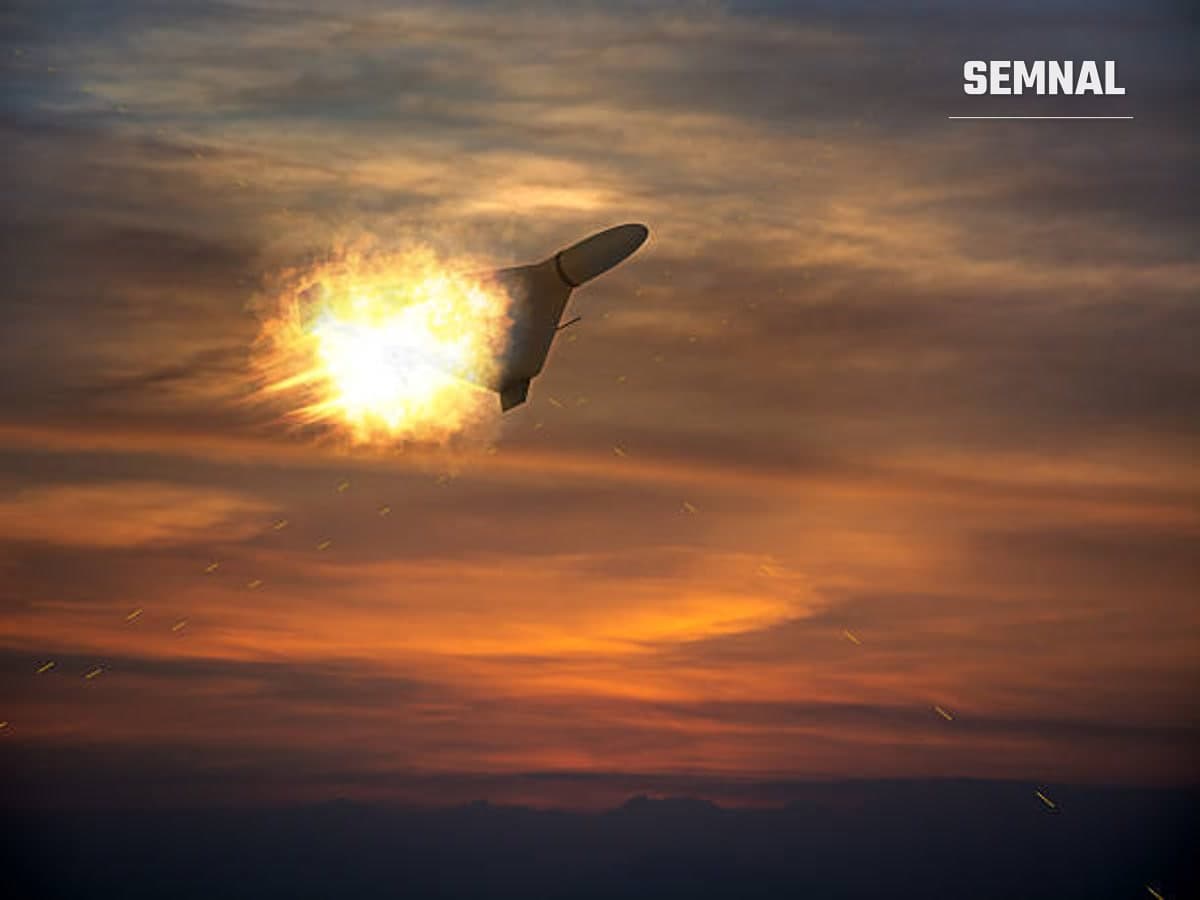 In imagine este o dronă care explodează în aer.