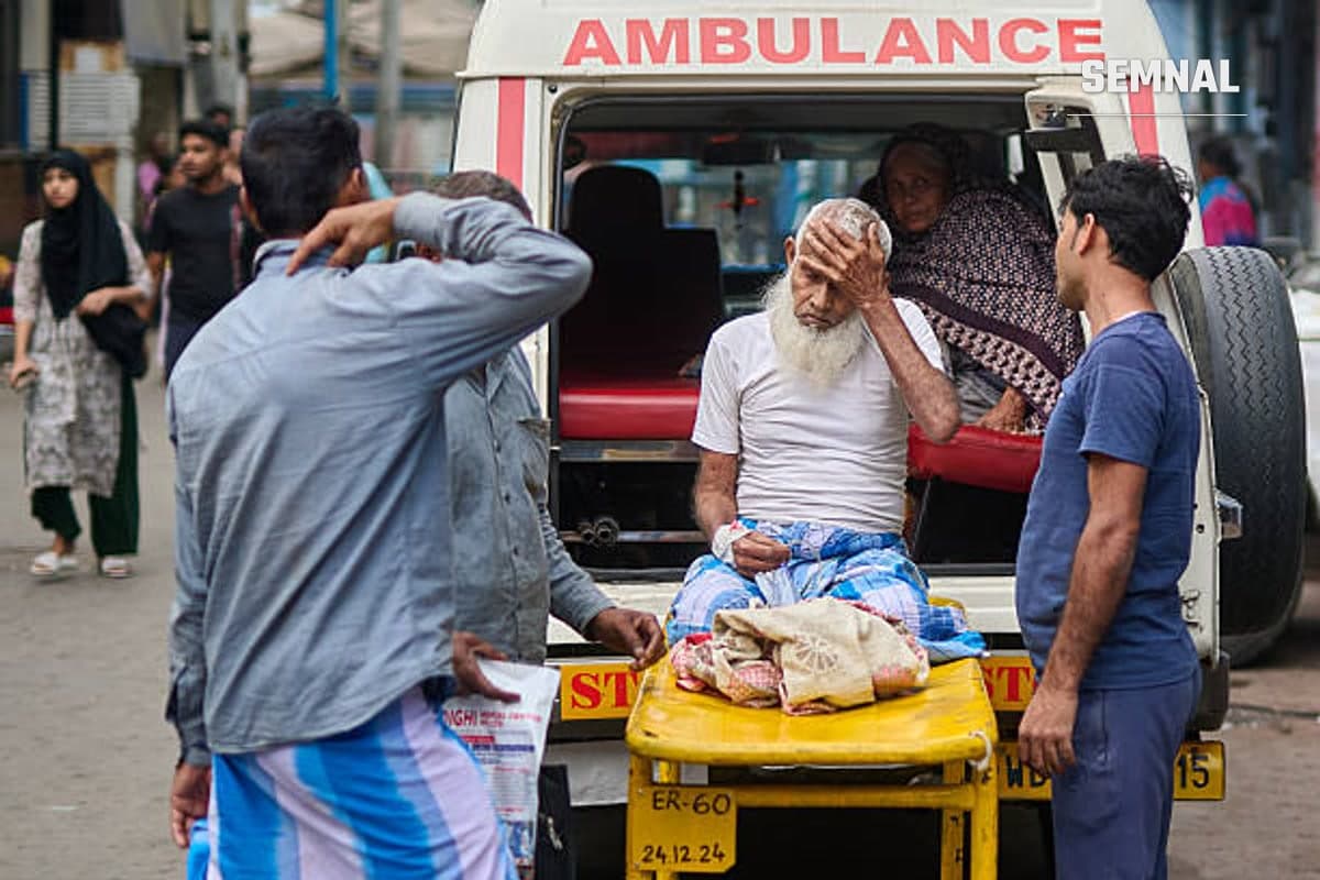 In imagine este o ambulanta din India, cu un pacient pe targă și doi asistenti medicali.