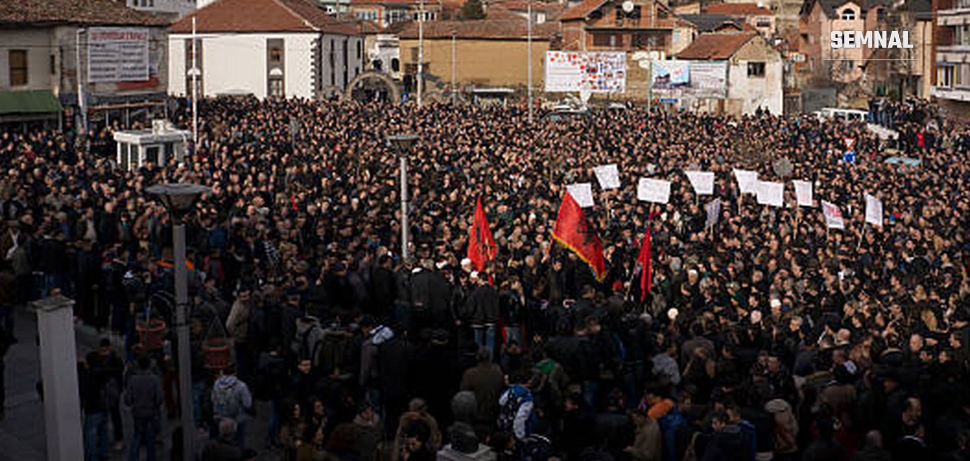 Imagine cu zeci de albanezi care au ieșit pe străzi cu steaguri roșii și protestează împotriva premierului Edi Rama.