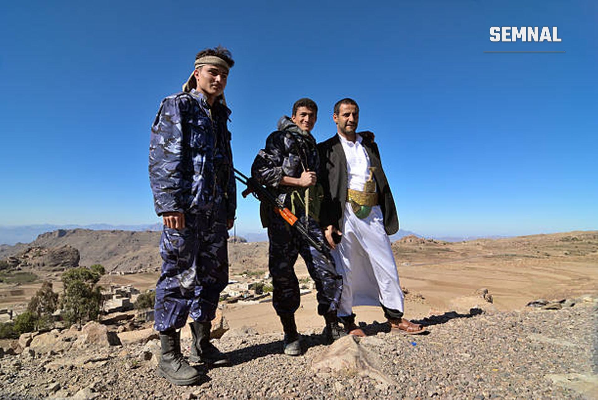 În imagine sunt luptătorii houthi din Yemen, intr-un deșert.