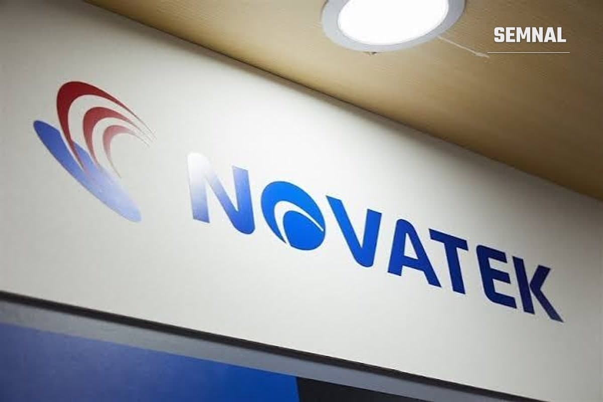 Sigla companiei rusești Novatek, producător de gaze naturale lichefiate.