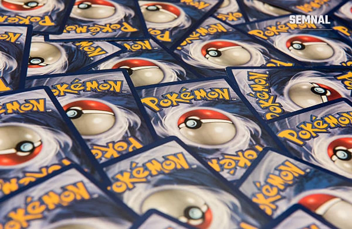 In imagine seun mai multe cartonașe din colecția Pokemon.