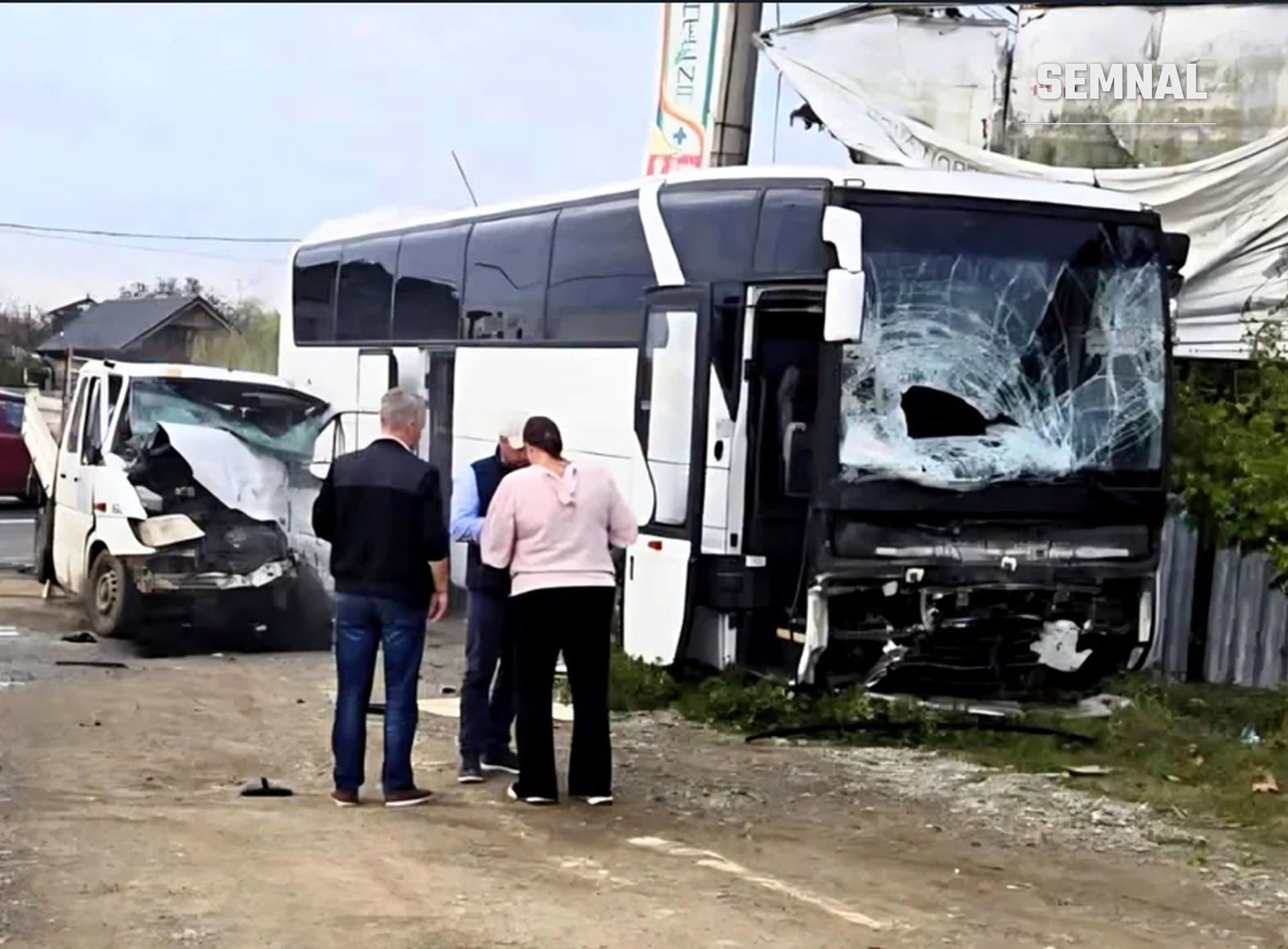In imagine sunt autoutilitara și autocarul implicate in accidentul din Ciolpani. Fotografie de pe facebook.