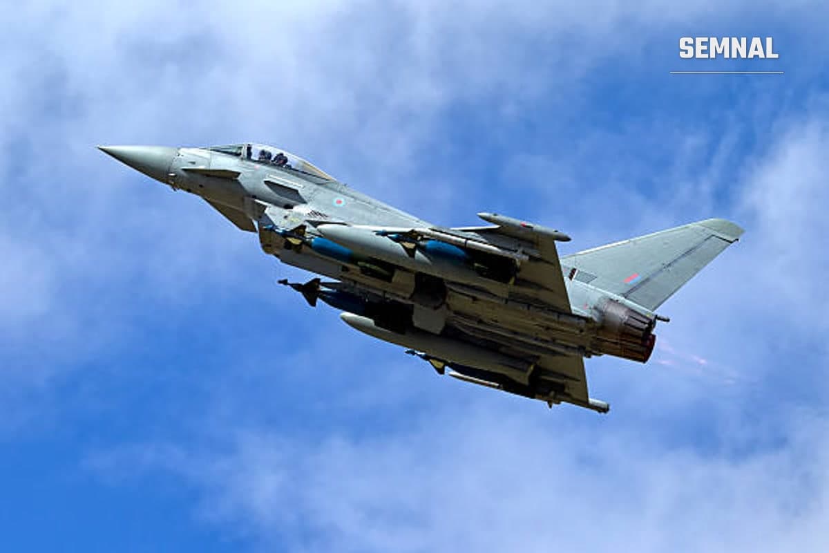 Avion de luptă Eurofighter Typhoon, surprins în timpul zborului, pe fundalul unui cer parțial noros.