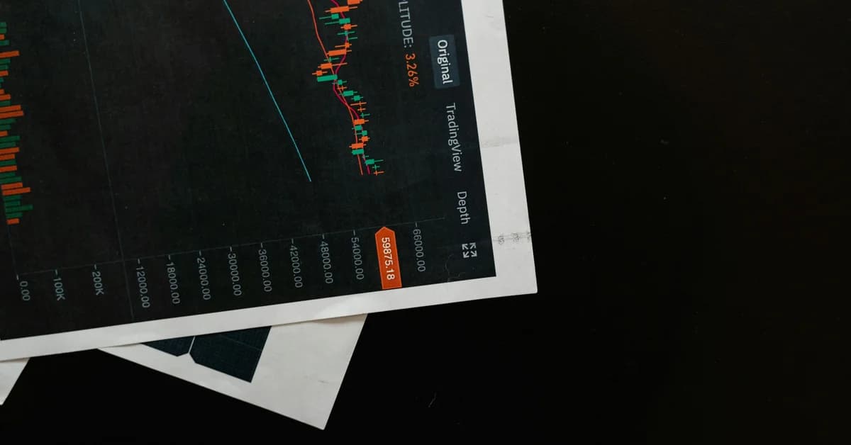Grafic financiar pe hârtie, cu bare colorate și linii indicând date bursiere și fluctuații de preț.
