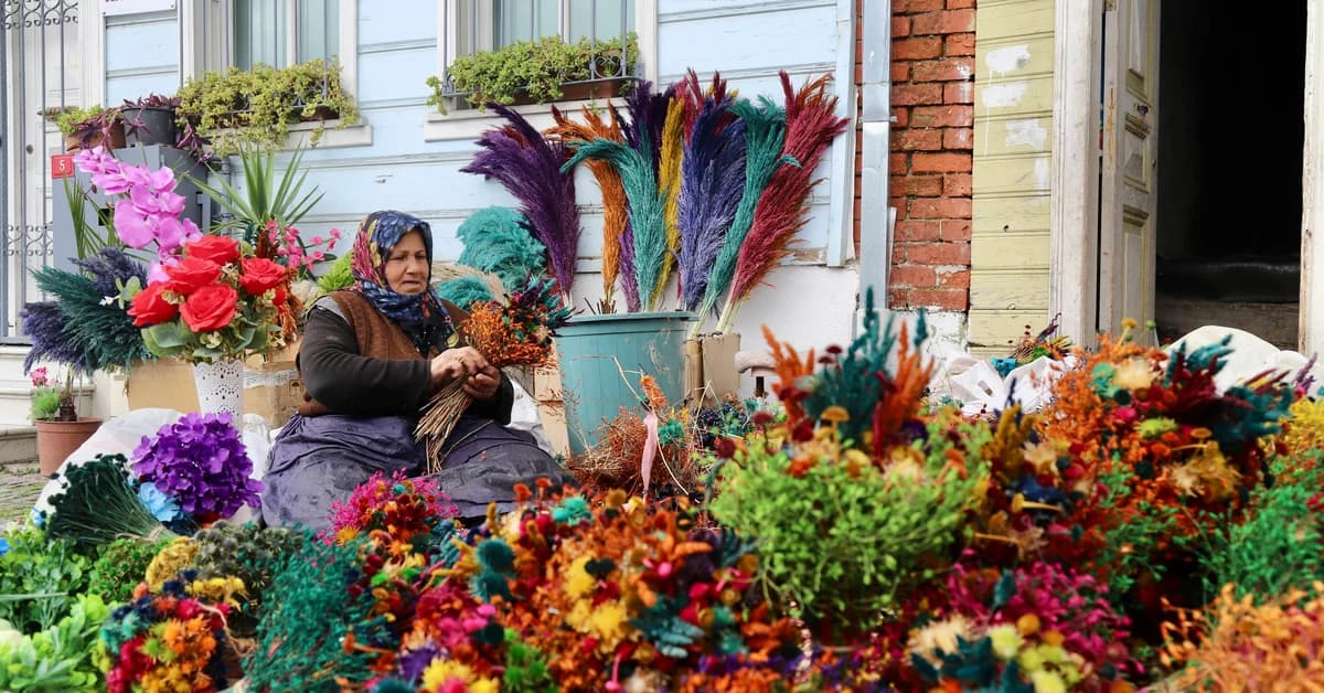 Florăreasa Carmen Simion, prinsă între flori și Băluță
