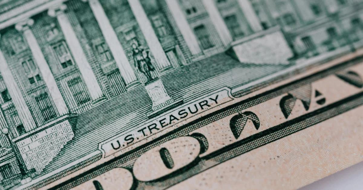 Clădirea Trezoreriei SUA reprezintată pe o bancnotă de dolari, cu detalii ale clădirii și textul "U.S. Treasury".