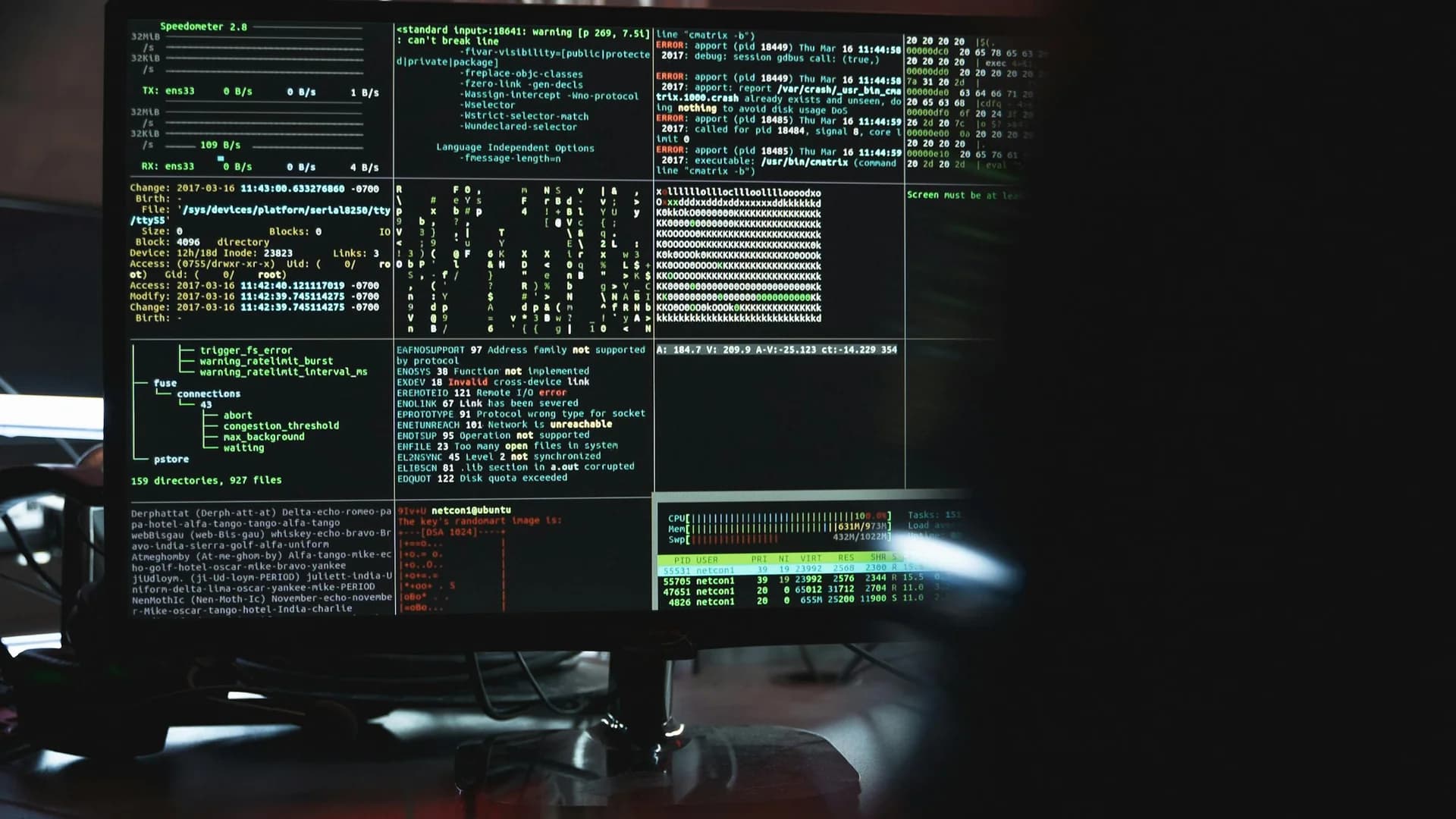 Monitor afișând cod și log-uri de sistem pe fundal întunecat - context securitate cibernetică și AI