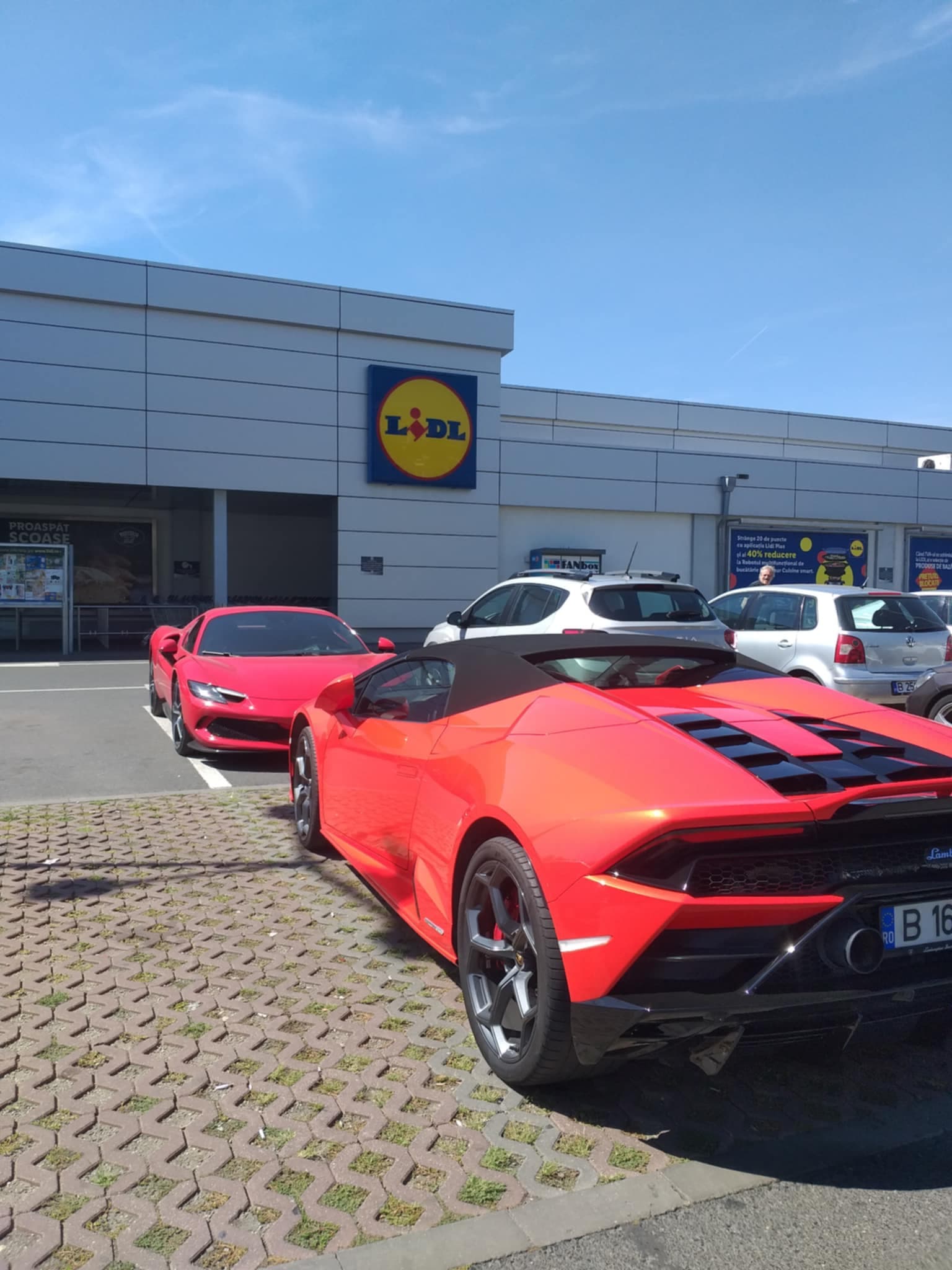 Ferrari și Lamborghini, azi, la Lidl