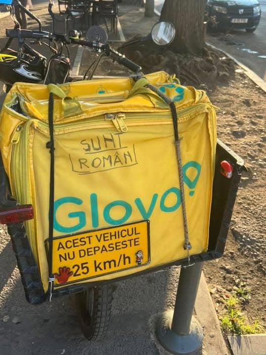 Reacție la instigările xenofobe: un curier și-a scris pe ghiozdan „Sunt Român”, de teamă să nu fie agresat