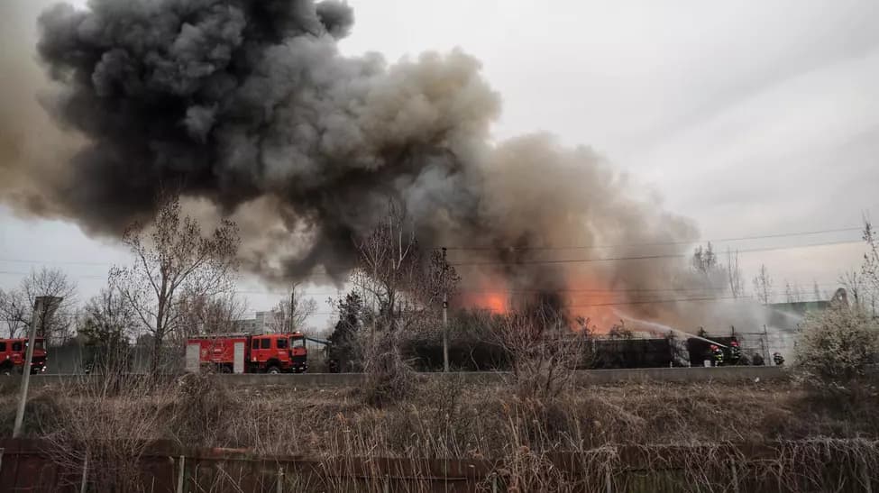 Poluare extremă în București: fumul de la Vidra și arderea deșeurilor ne otrăvesc aerul