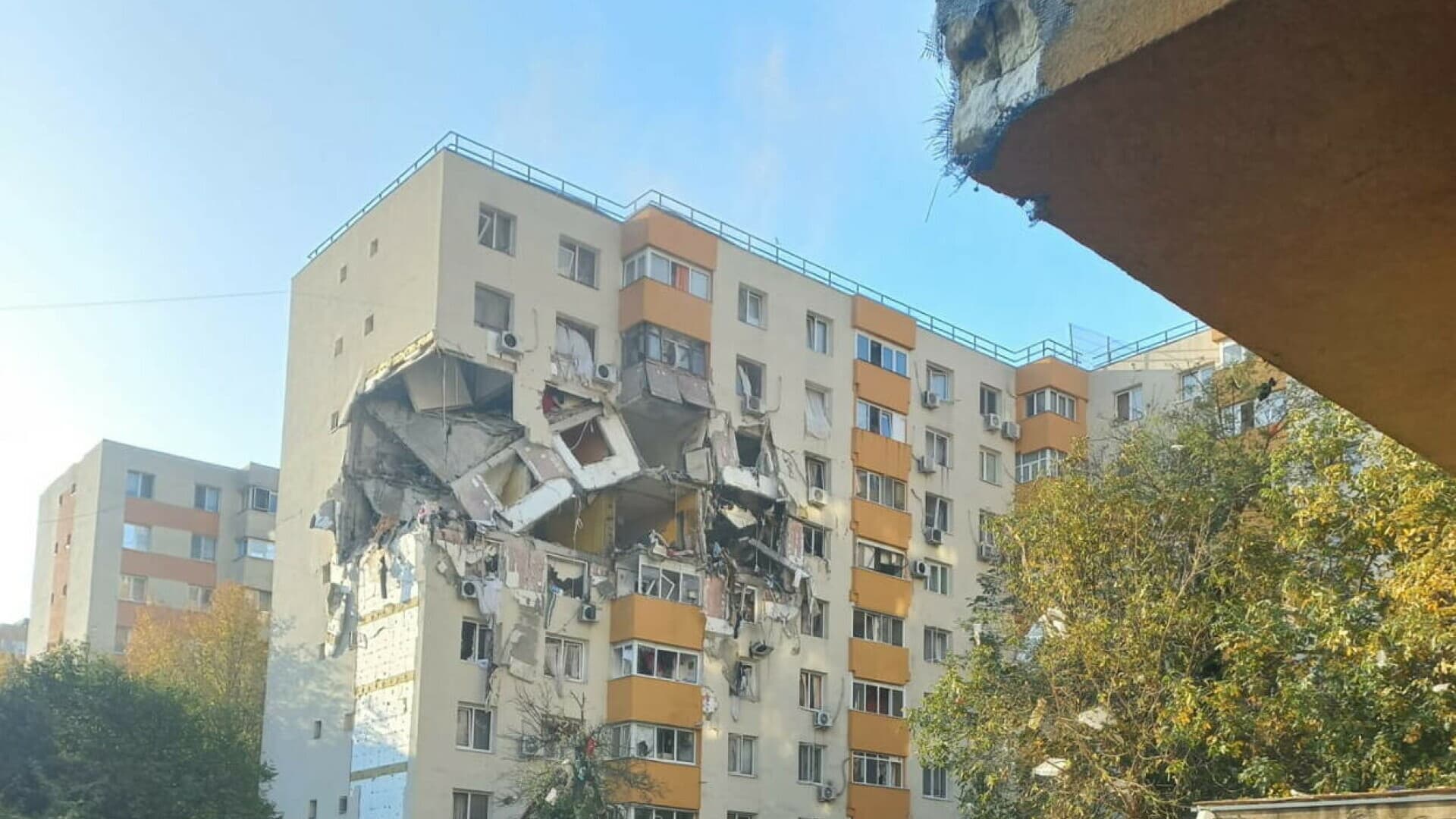 În timp ce pompierii scoteau victime dintre dărâmături, Makaveli urlă și provoacă