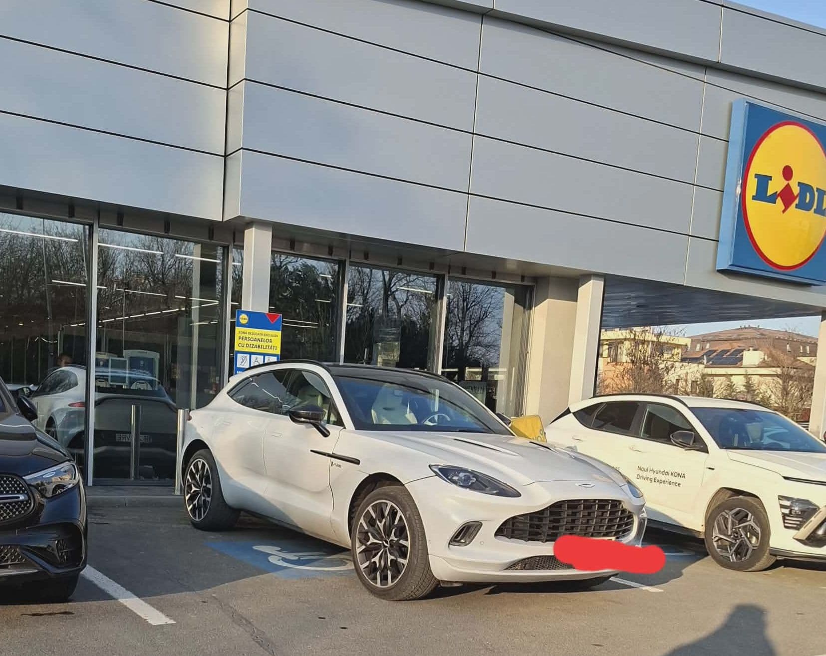 Lid pipera Aston Martin foto DFM