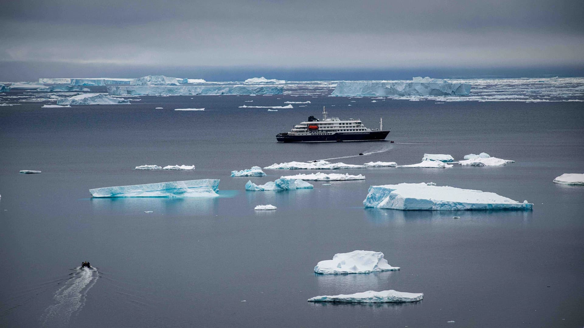 Industria expedițiilor polare. Cine plătește 25.000 € pentru o lună în Antarctica