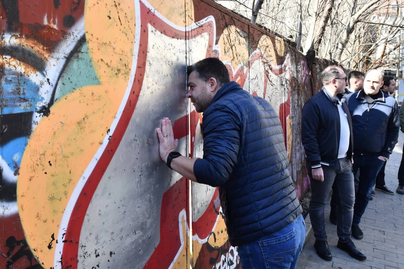 Primăria Capitalei curăță un teren abandonat din centrul Bucureștiului: „Era ascuns în spatele unui gard plin de mâzgăleli”