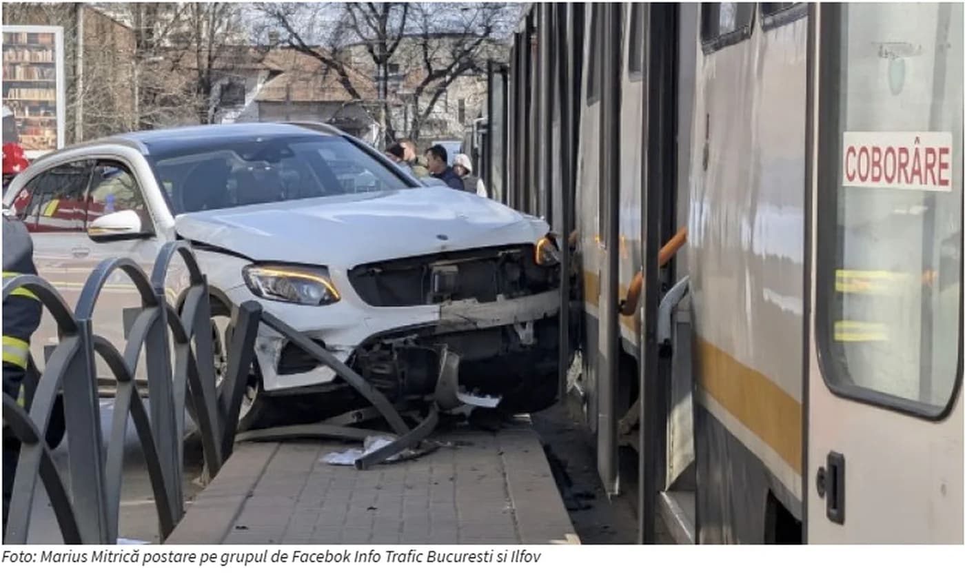 Accident grav în București: mașină intră în refugiu tramvai