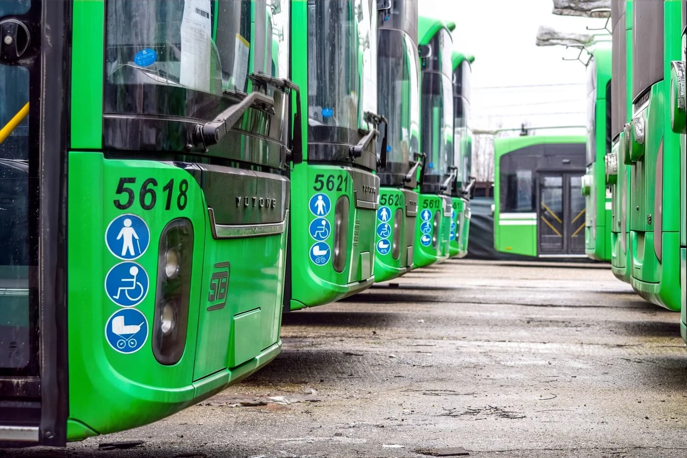 Noile troleibuze Yutong U12 îmbunătățesc transportul în București — Bărbat reținut după ce ar fi agresat o tânără în troleibuz