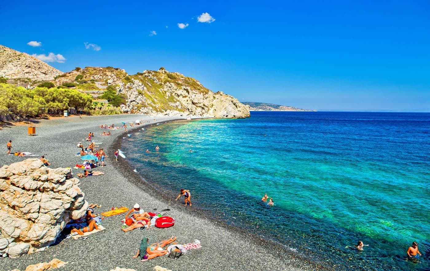 Insula grecească Chios, cu plaje și case tradiționale, exemplu de destinație mai puțin cunoscută vizată de turiștii de lung curier