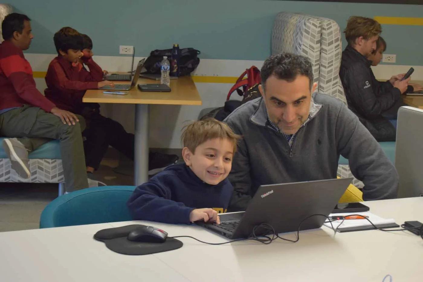 Rosebud AI lansează în România un program educațional