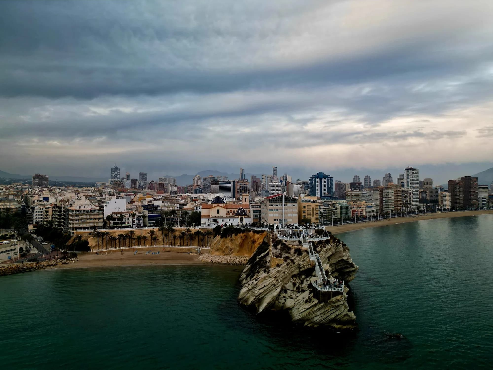Mirador del Castillo din Benidorm cu plaja Poniente și skyline-ul orașului