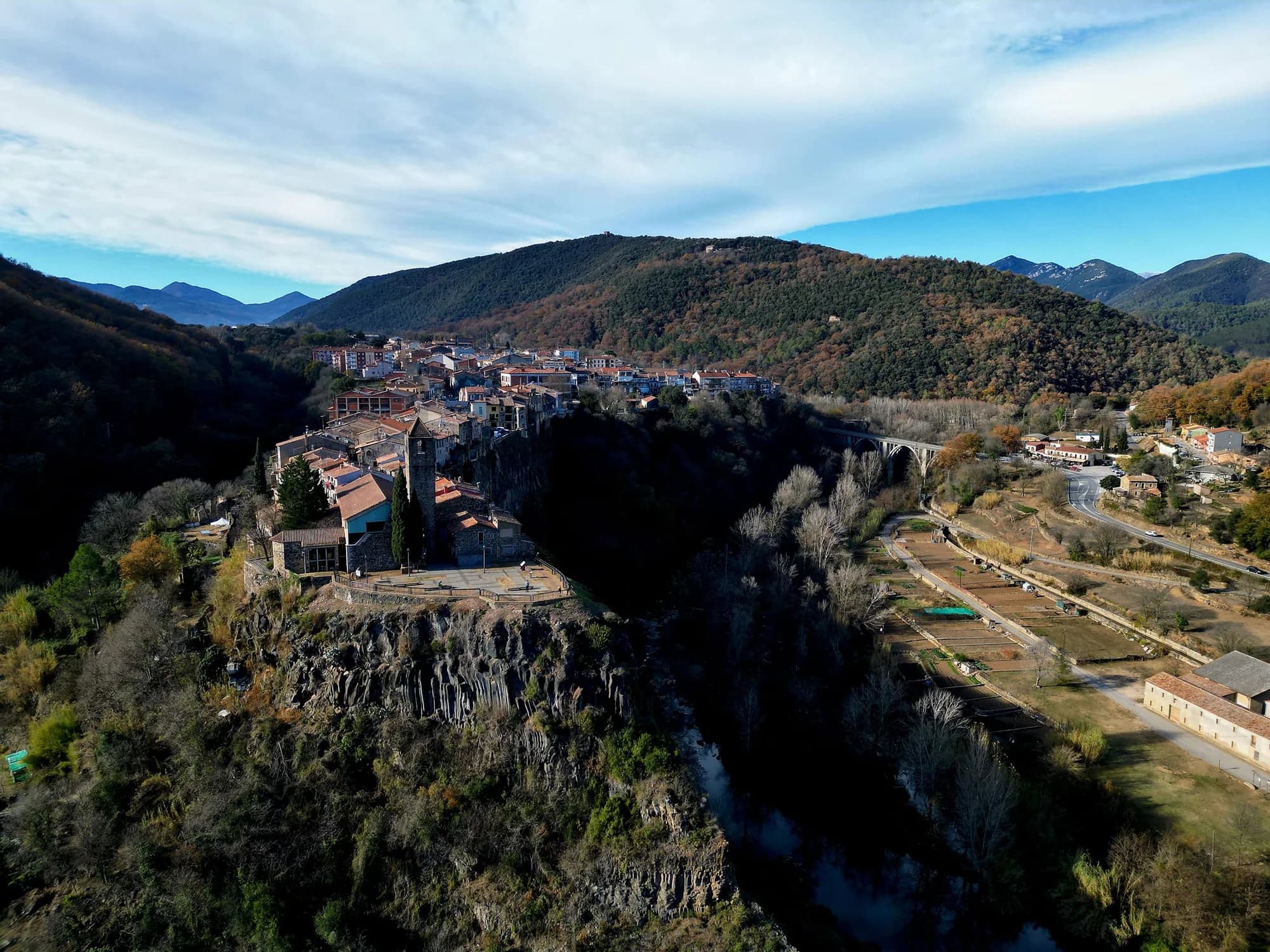 Castellfollit de la Roca, sat catalan așezat pe o stâncă bazaltică verticală
