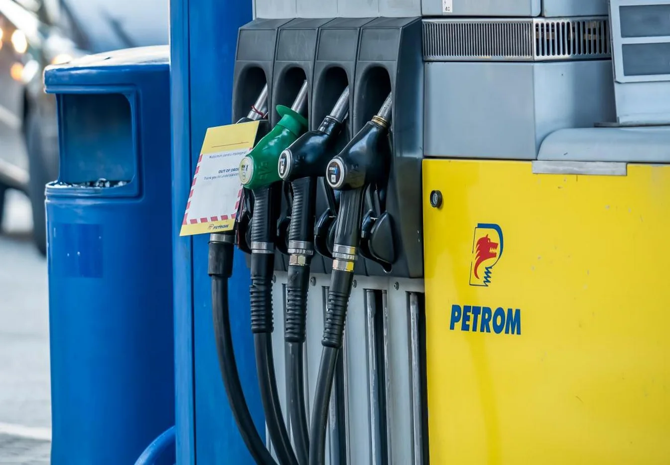 Zeci de benzinării Petrom au rămas fără motorină standard după ieftiniri