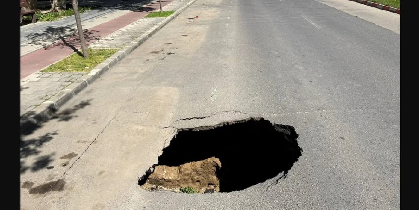 Crater pe Bulevardul Unirii din Slobozia, trafic deviat