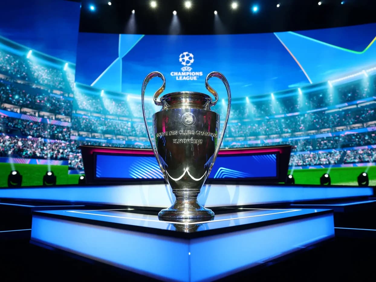 Trofeul UEFA Champions League, expus pe scenă înainte de tragerea la sorți a fazei ligă