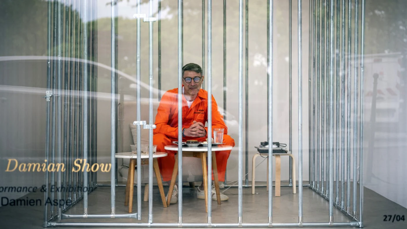 Artist francez în cușcă, protest față de giganții tech