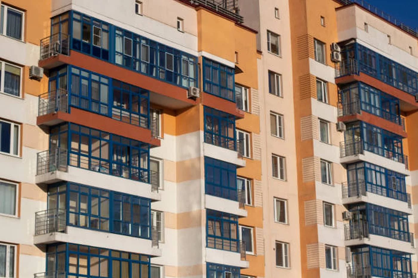 Majorarea TVA frânează piața imobiliară și creditele