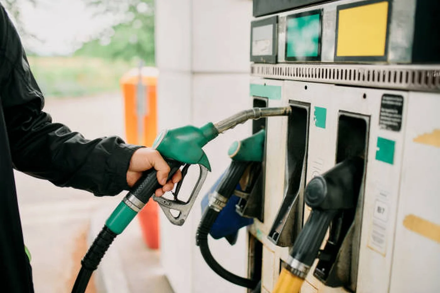 Scumpirea dolarului pune presiune pe carburanți