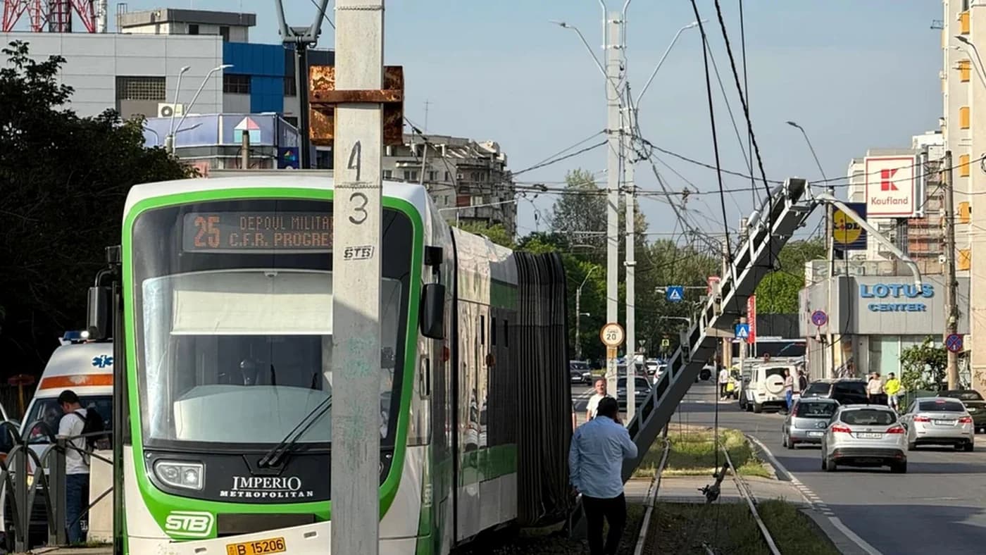 Patru răniți după deraierea unui tramvai în Capitală