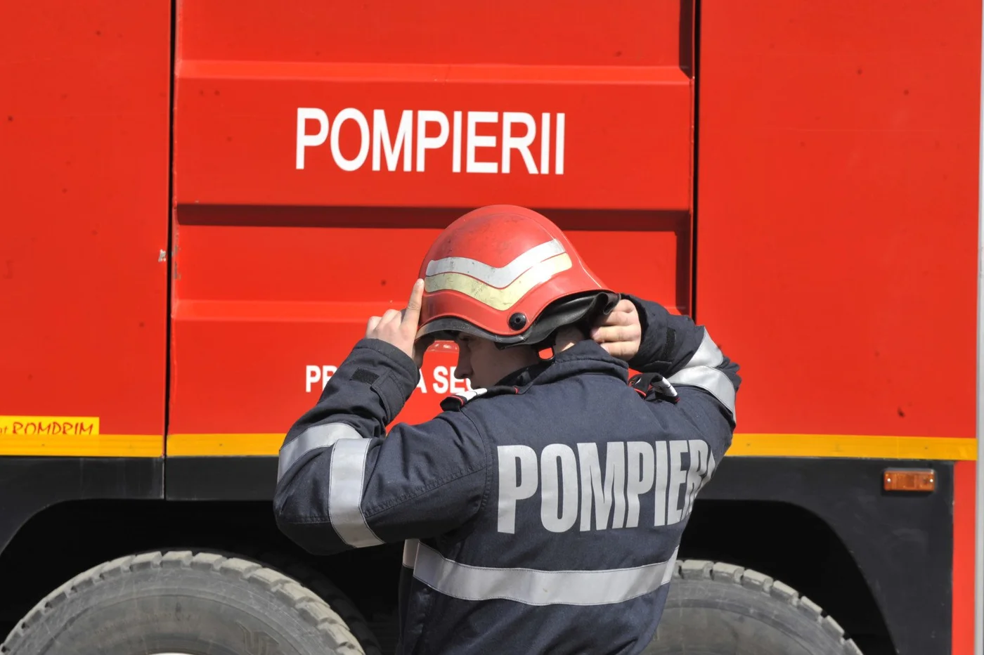 Incendiu în Piața Romană: fum din asfalt și trafic blocat