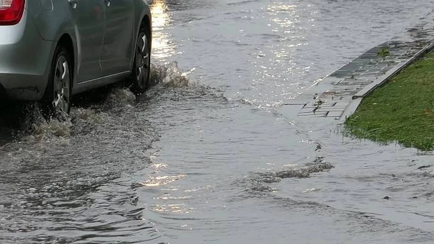 Străzi inundate în Slatina după ploile abundente