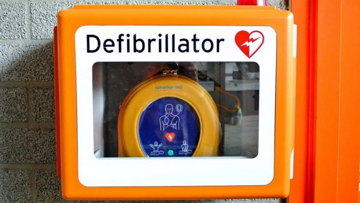 Crucea Roșie lansează programul de defibrilatoare publice