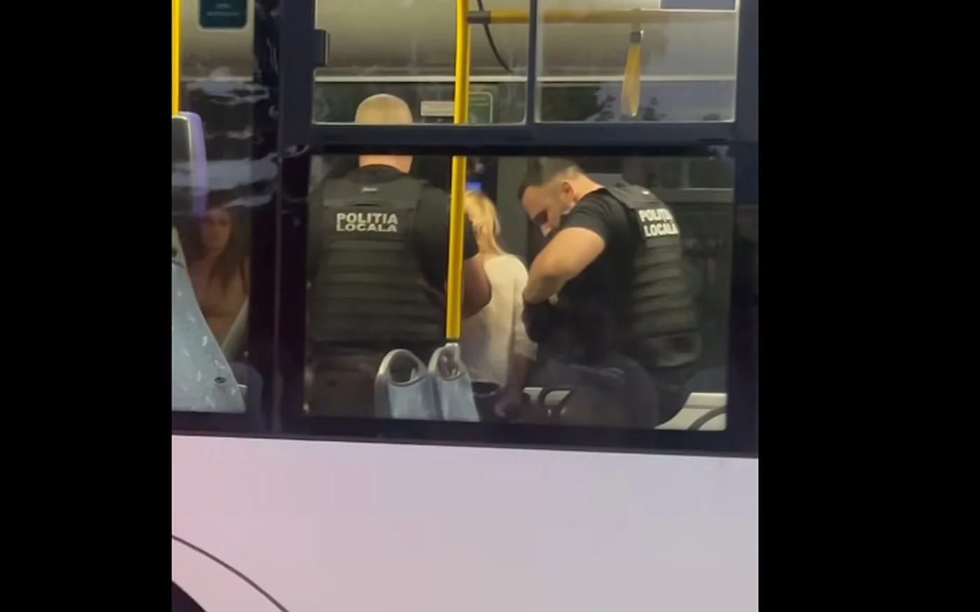 Incident în autobuz, la Pitești. O femeie l-a agresat pe șofer