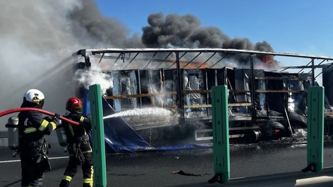 Incendiu pe autostrada A1: autotren cu frigorifice ars