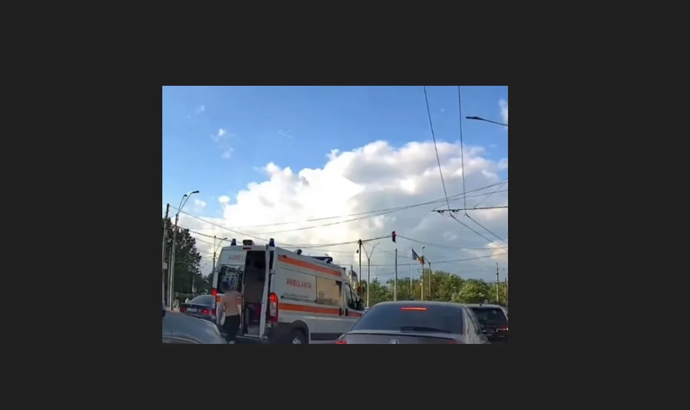 Incident în traficul din București: pacientul a coborât din ambulanță