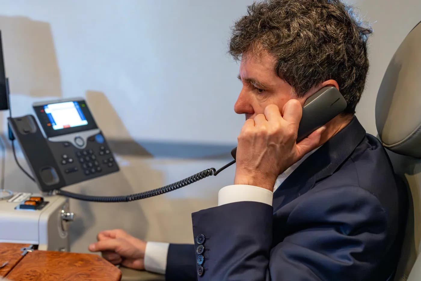 Președintele Nicușor Dan, la telefon, în avionul prezidențial