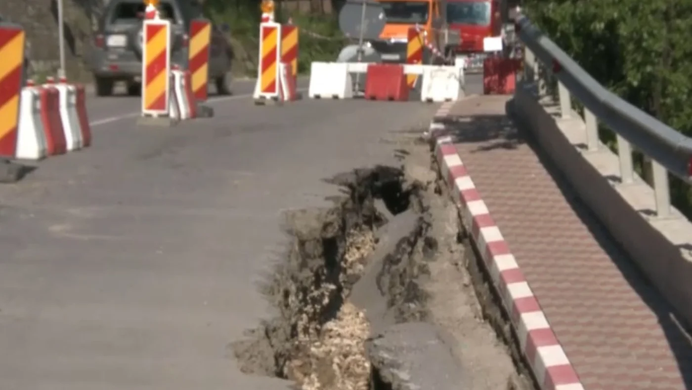 DN10, în pericol de prăbușire la Siriu, Buzău