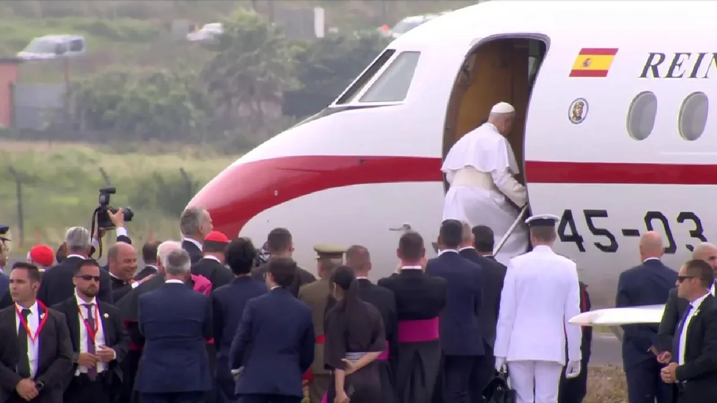 Avionul papei Leon, blocat pe pistă în Tenerife