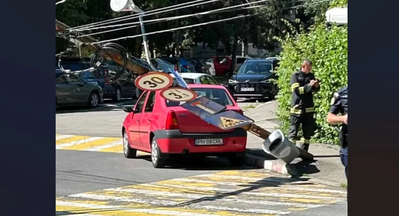 Stâlp înclinat pe o stradă din Ploiești, îndepărtat