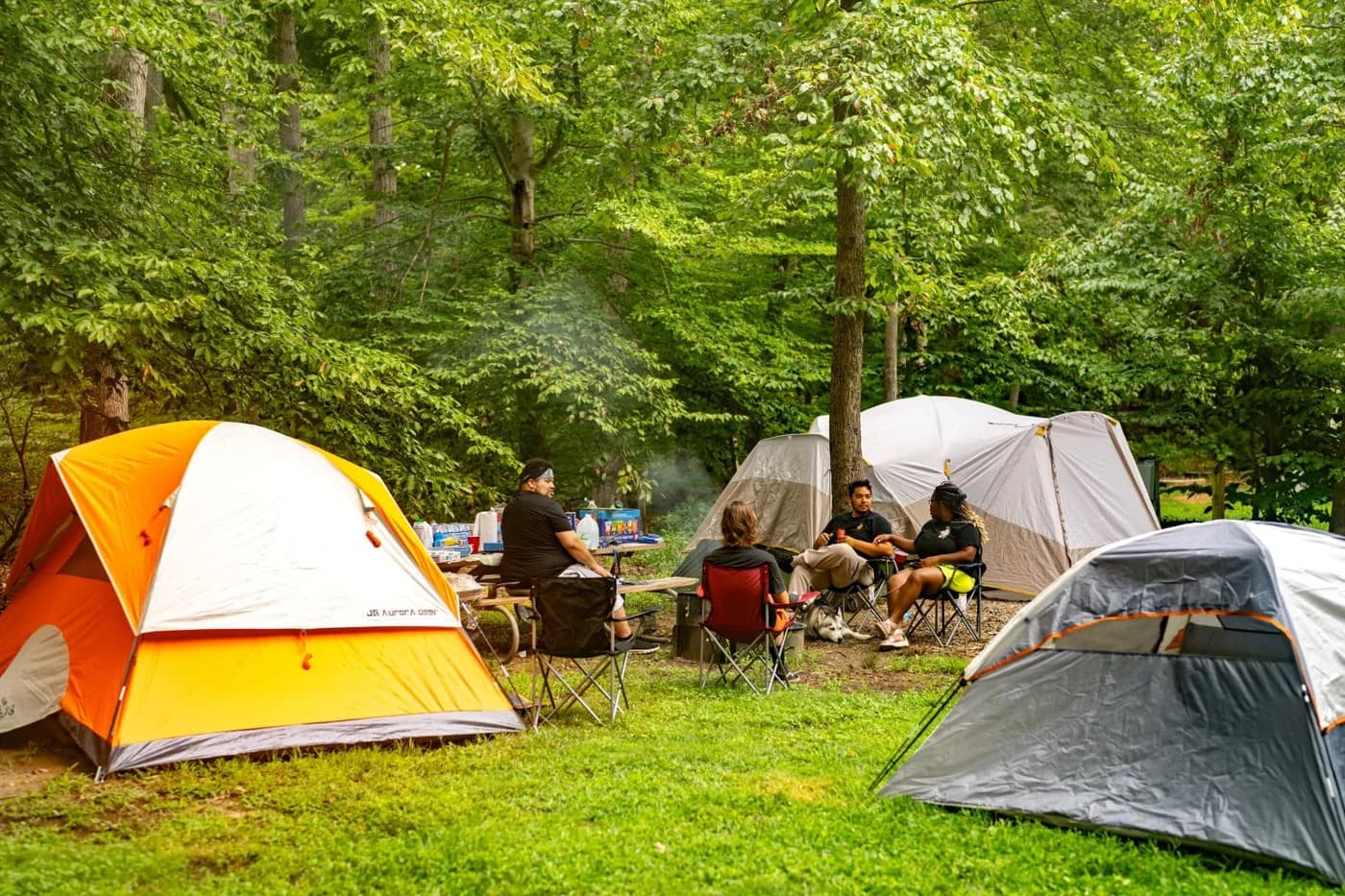 Românii își schimbă vacanțele: campingul câștigă teren