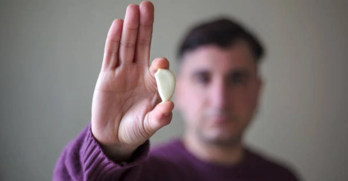 Usturoiul mâncat zilnic: efecte pe termen scurt și lung