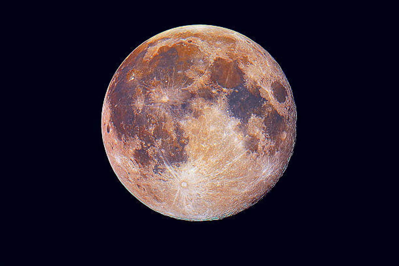 Luna Căpșună aduce primul spectacol al verii