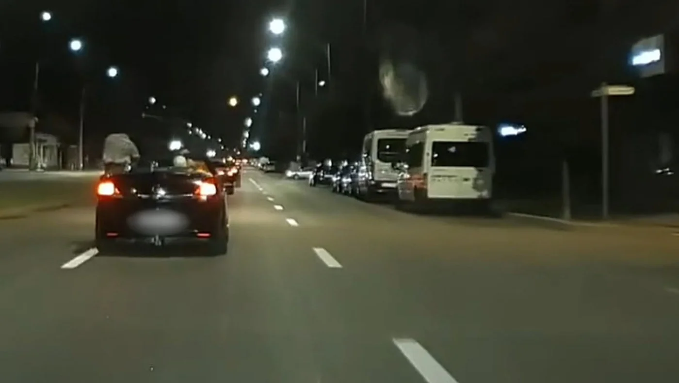 Șofer filmat ridicându-se în picioare la volan