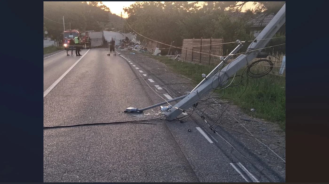 TIR răsturnat peste case! Doi tineri au ajuns la spital după impact