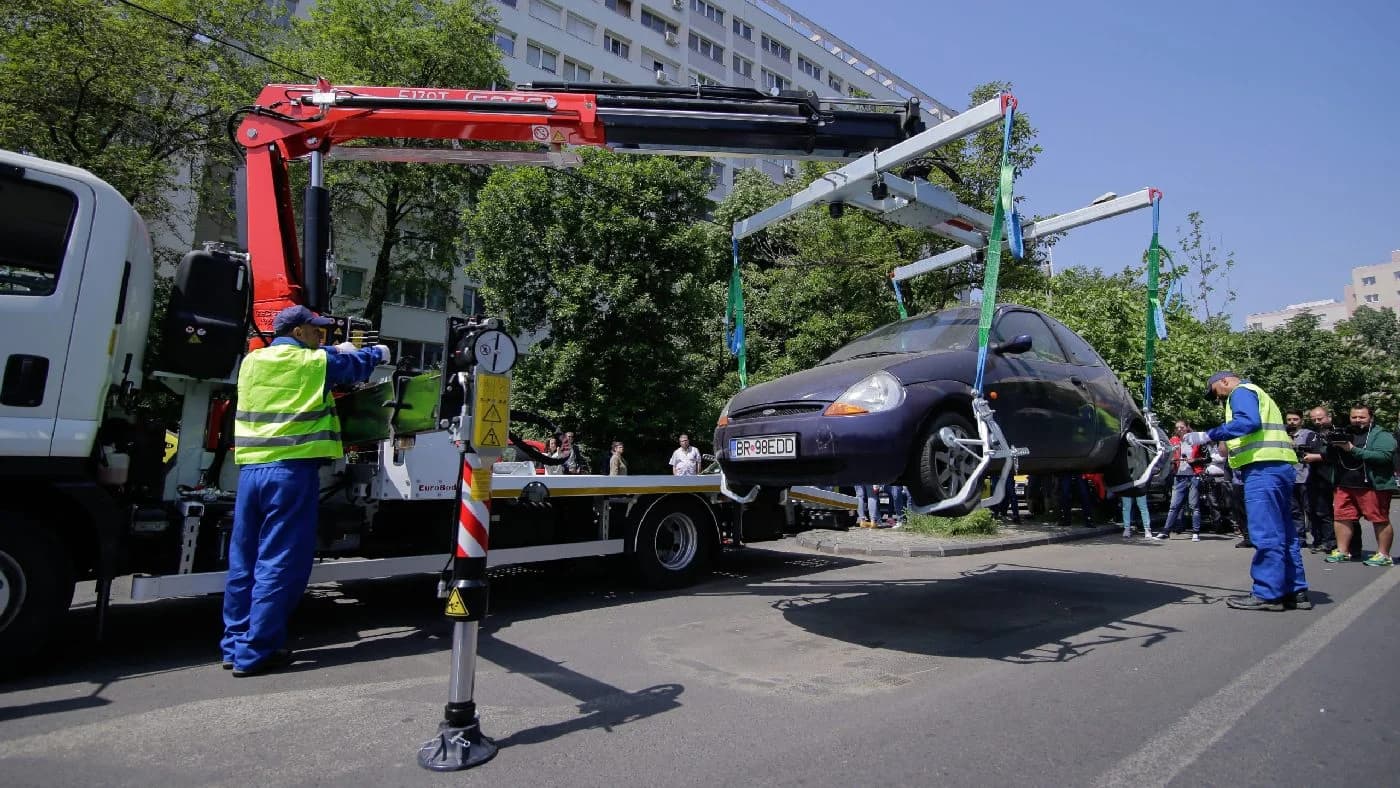 Bucureștiul reia ridicarea mașinilor parcate neregulamentar