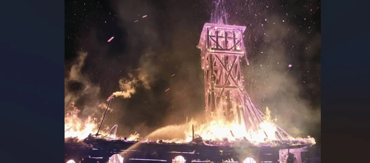 O biserică de lemn din Maramureș, mistuită de incendiu