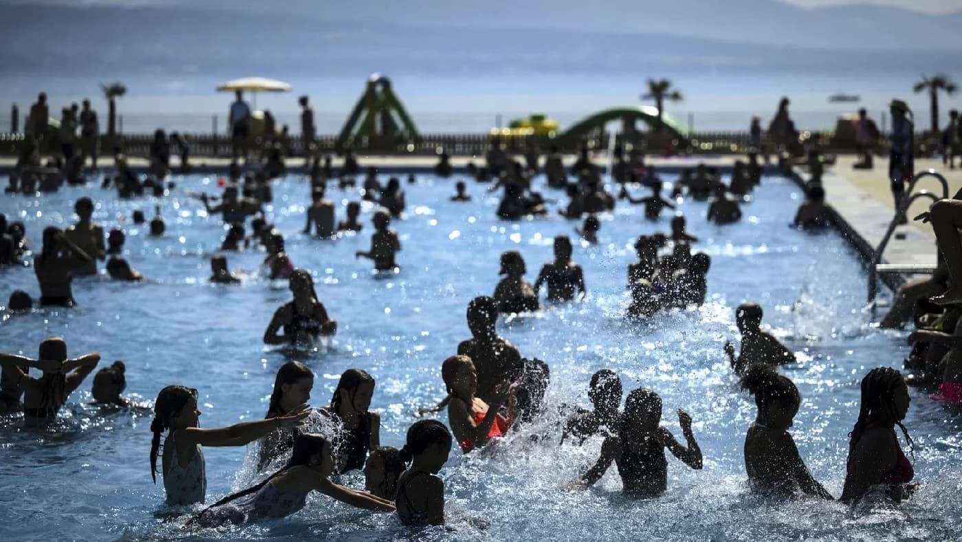 Bolile de la piscină: riscurile ascunse ale verii